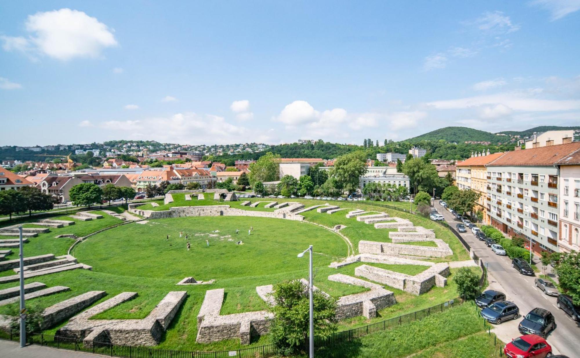 Free Parking Amphitheater Apartment - Wifi, Ac, Tv Budapeste Exterior foto